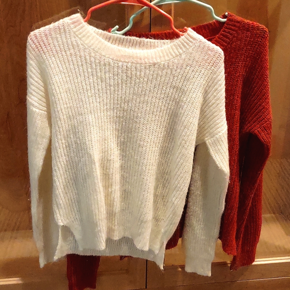 Finesse Sweaters (2) Off White and Red